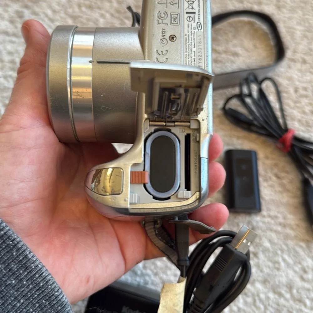 Vintage Kodak EasyShare Z612MP Zoom Digital Camera with/ Accessories
